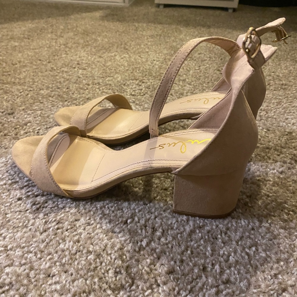 Size 9: Lulus short simple nude heels!